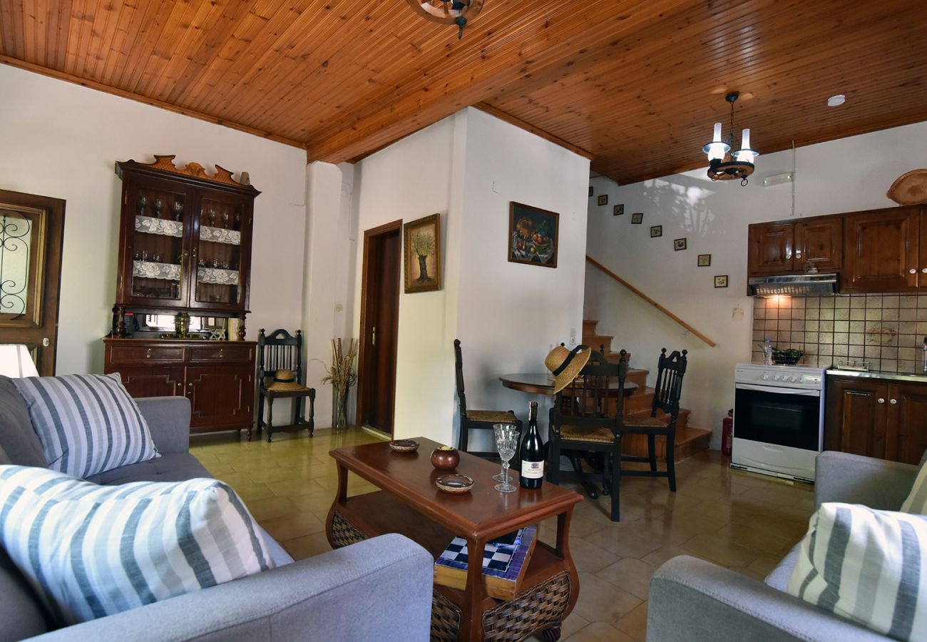 House in Antiperni - Traditional Greek Maisonette in Antiperni village