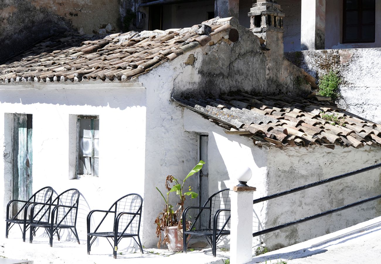 House in Antiperni - Traditional Greek Maisonette in Antiperni village