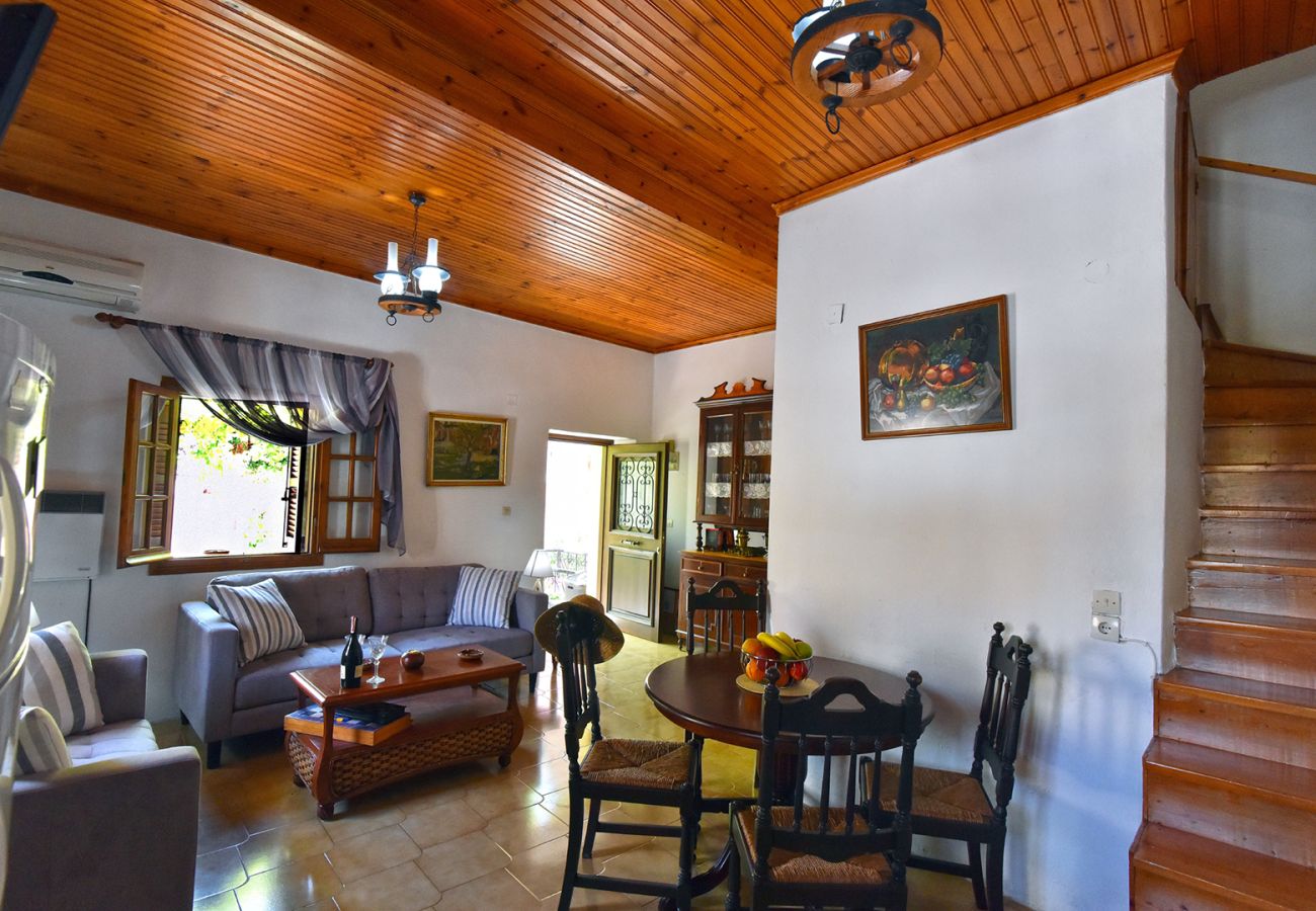 House in Antiperni - Traditional Greek Maisonette in Antiperni village